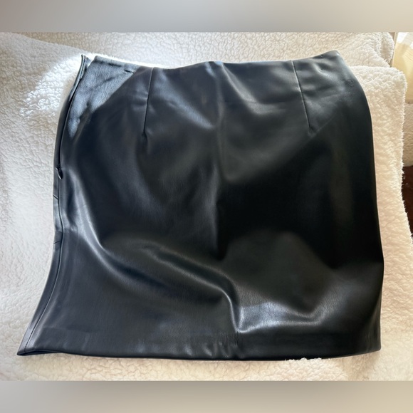 Zara Black Faux-Leather Mini Pencil Skirt - Picture 2 of 10